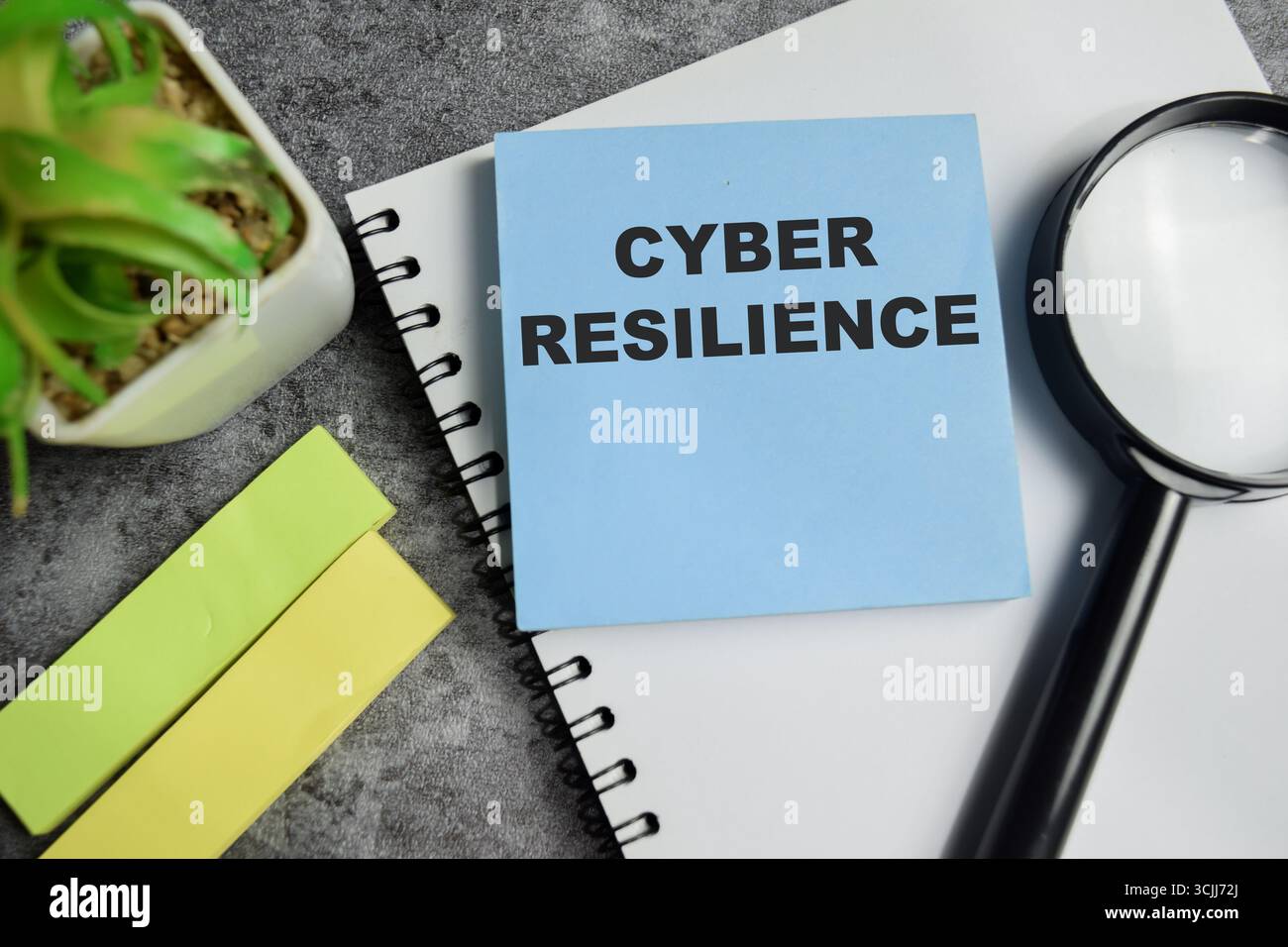 Concetto di ciberresilienza scrivere su note adesive isolate su un tavolo di legno. Foto Stock