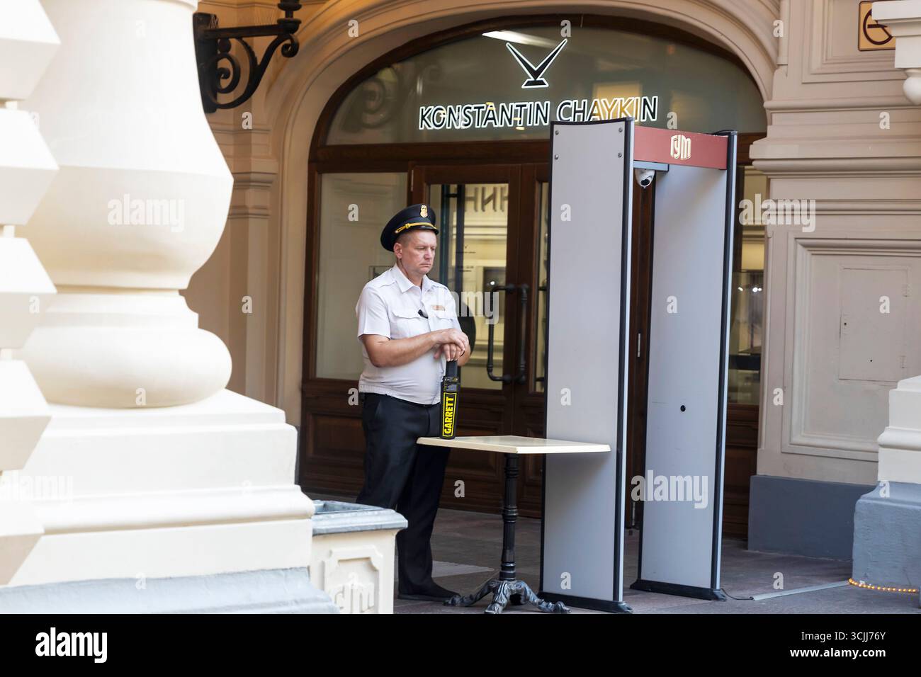 Mosca, Russia, 25 agosto 2025, Una guardia di sicurezza all'ingresso di un edificio a Mosca. Foto Stock