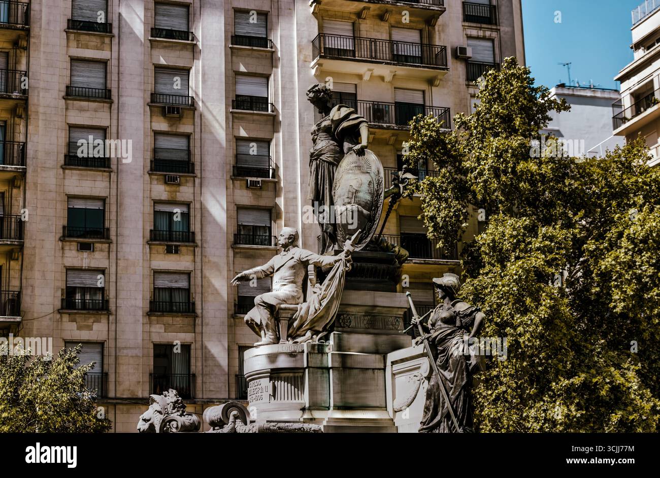 Buenos Aires, Argentina - 21 dicembre 2022: Un palazzo in stile francese a Recoleta contrasta con appartamenti moderni, che riflettono la storia urbana stratificata Foto Stock