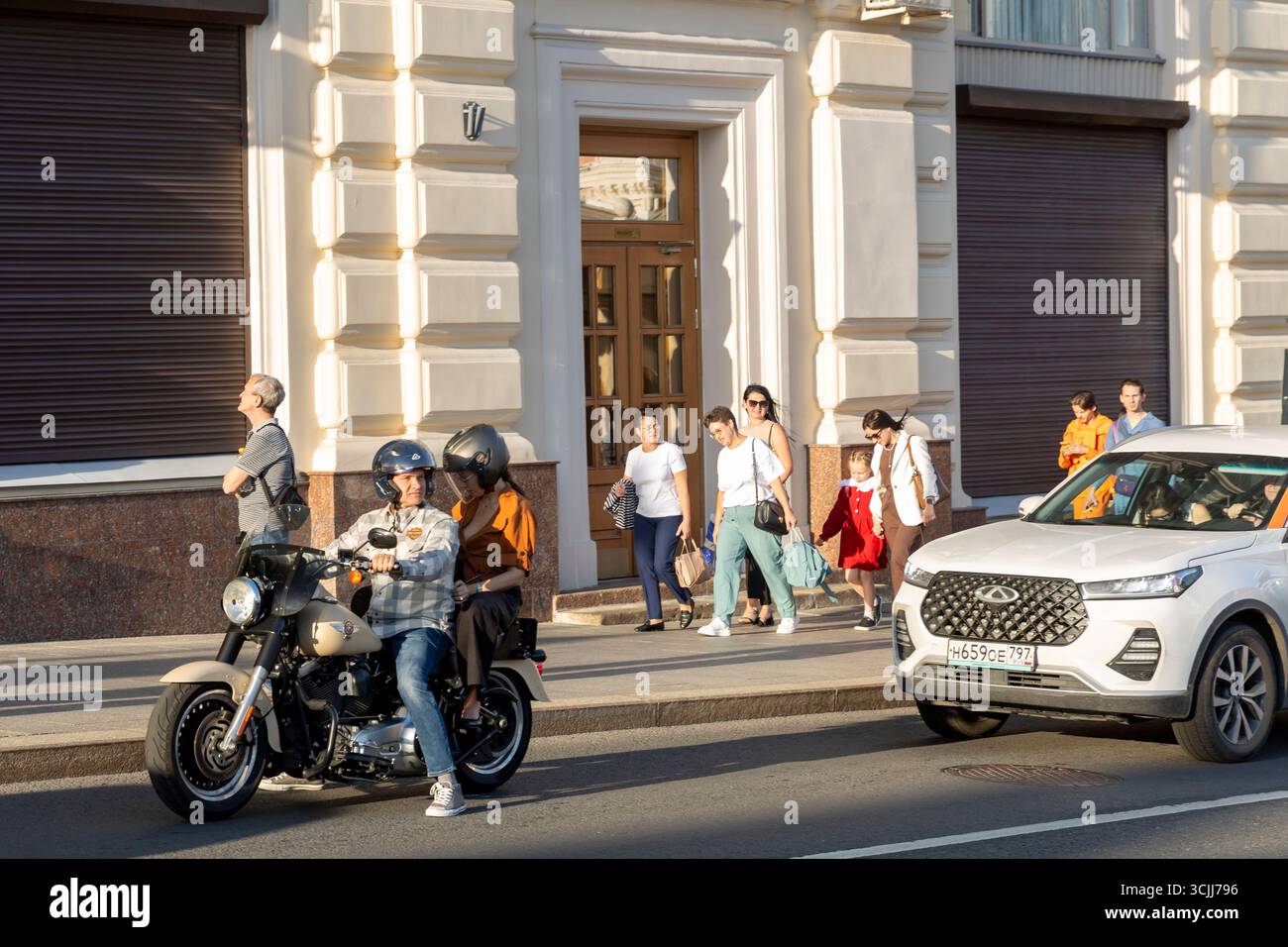 Mosca, Russia, 25 agosto 2025, Un uomo e una donna in moto su una strada a Mosca. Foto Stock