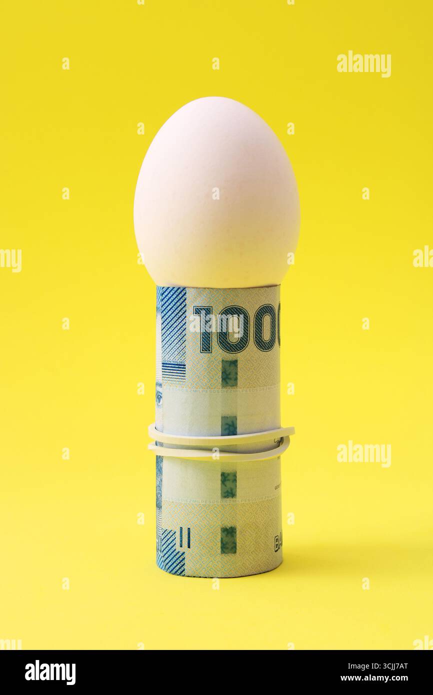 Aumento del prezzo delle uova e diecimila pesos cileni Foto Stock