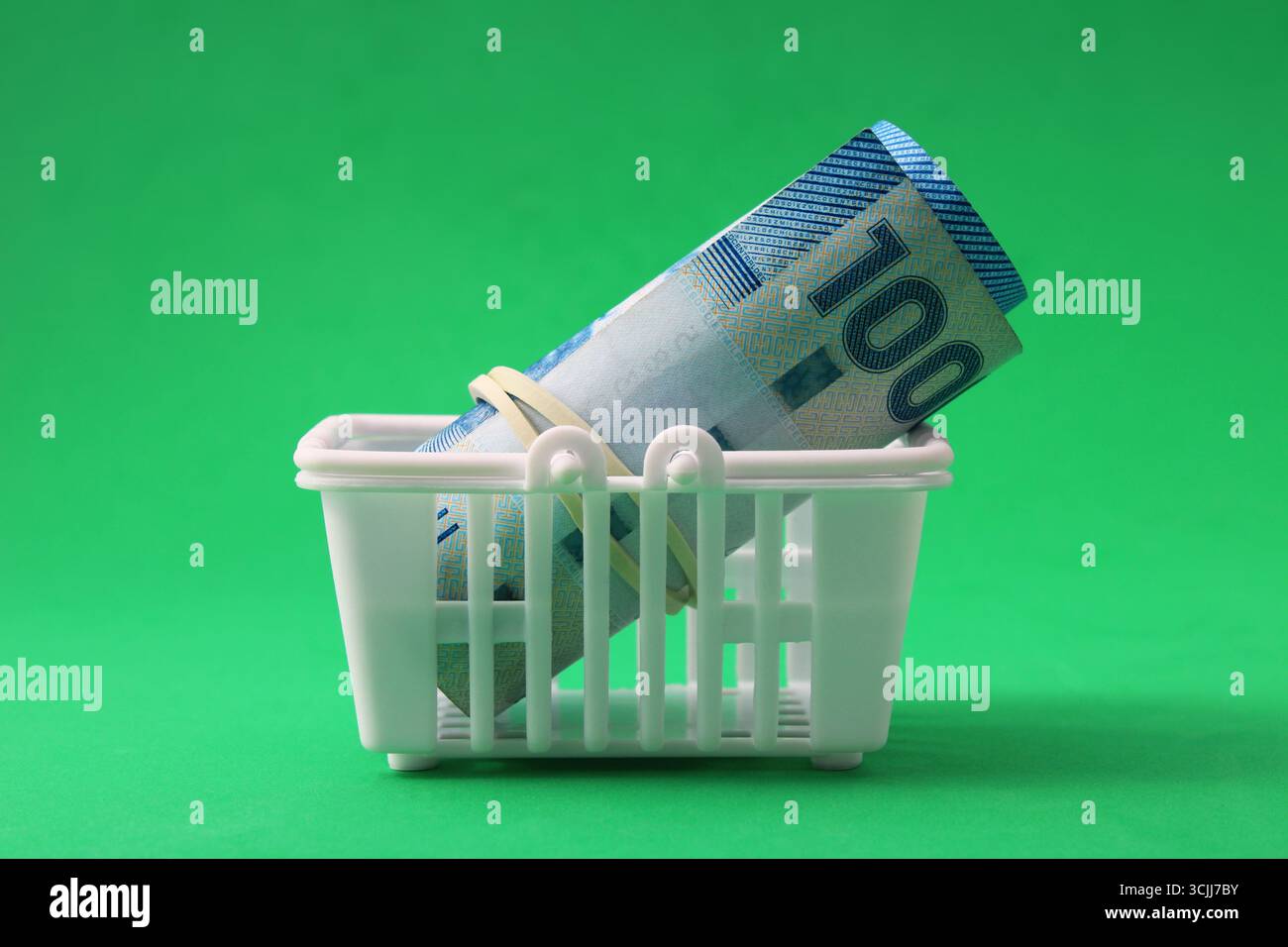 Prezzo del cestino di base, del cestino del supermercato con una bolletta del peso cileno di diecileno Foto Stock