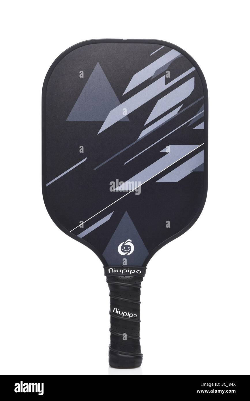 IRVINE, CALIFORNIA - 4 SETTEMBRE 2025: Una paletta Niupipo Pickleball, racchetta leggera nera e grigia. Foto Stock