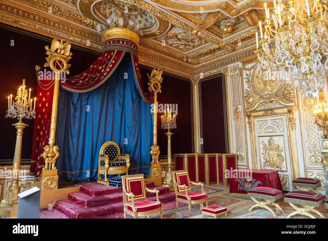 La camera da letto del re, ora sala del trono napoleonico nello Chateau de Fontainebleau, storico palazzo reale e sito patrimonio dell'umanità dell'UNESCO in Francia Foto Stock