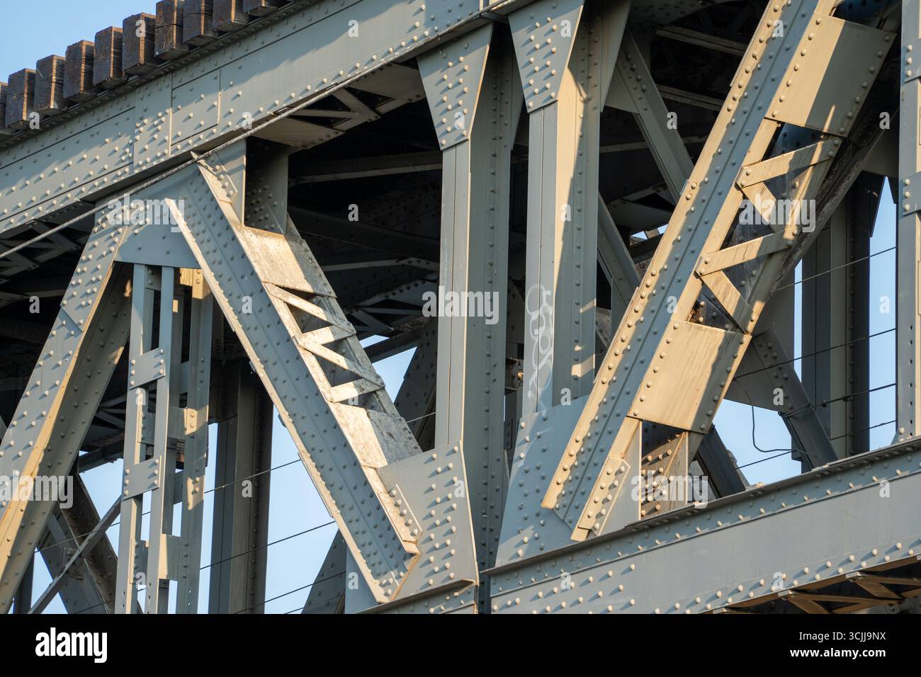 Il ponte è fatto di metallo e contiene molti fori. I fori sono al centro del ponte e sono distanziati Foto Stock