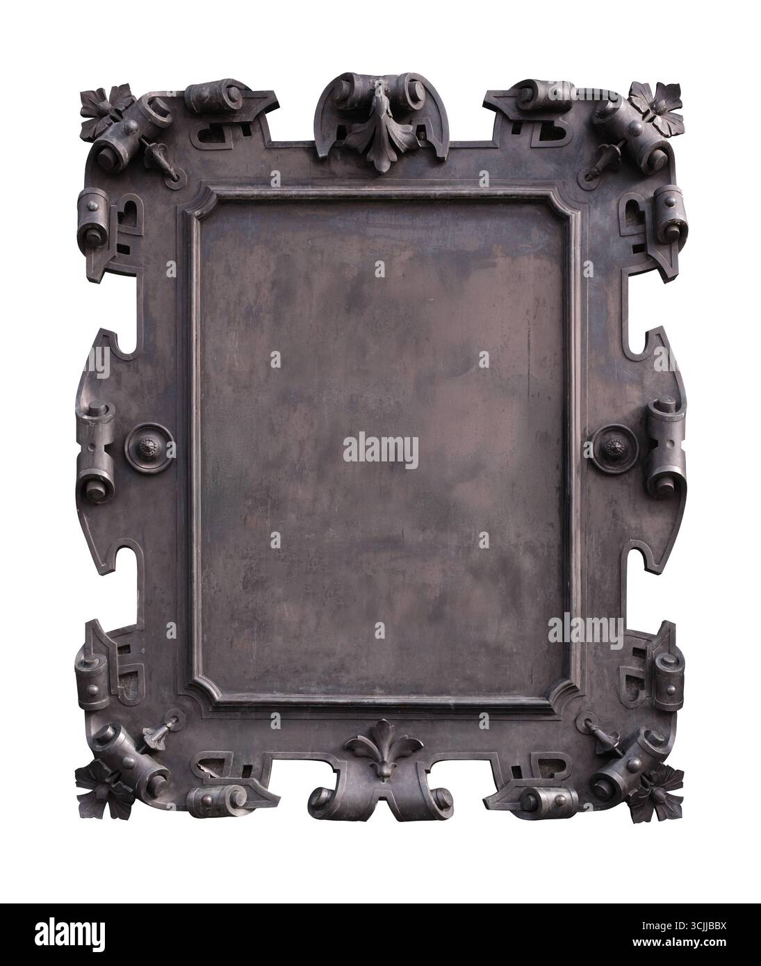Placca in metallo ornato antico con dettagli decorativi in stile gotico, vuota per il testo, sfondo bianco isolato Foto Stock