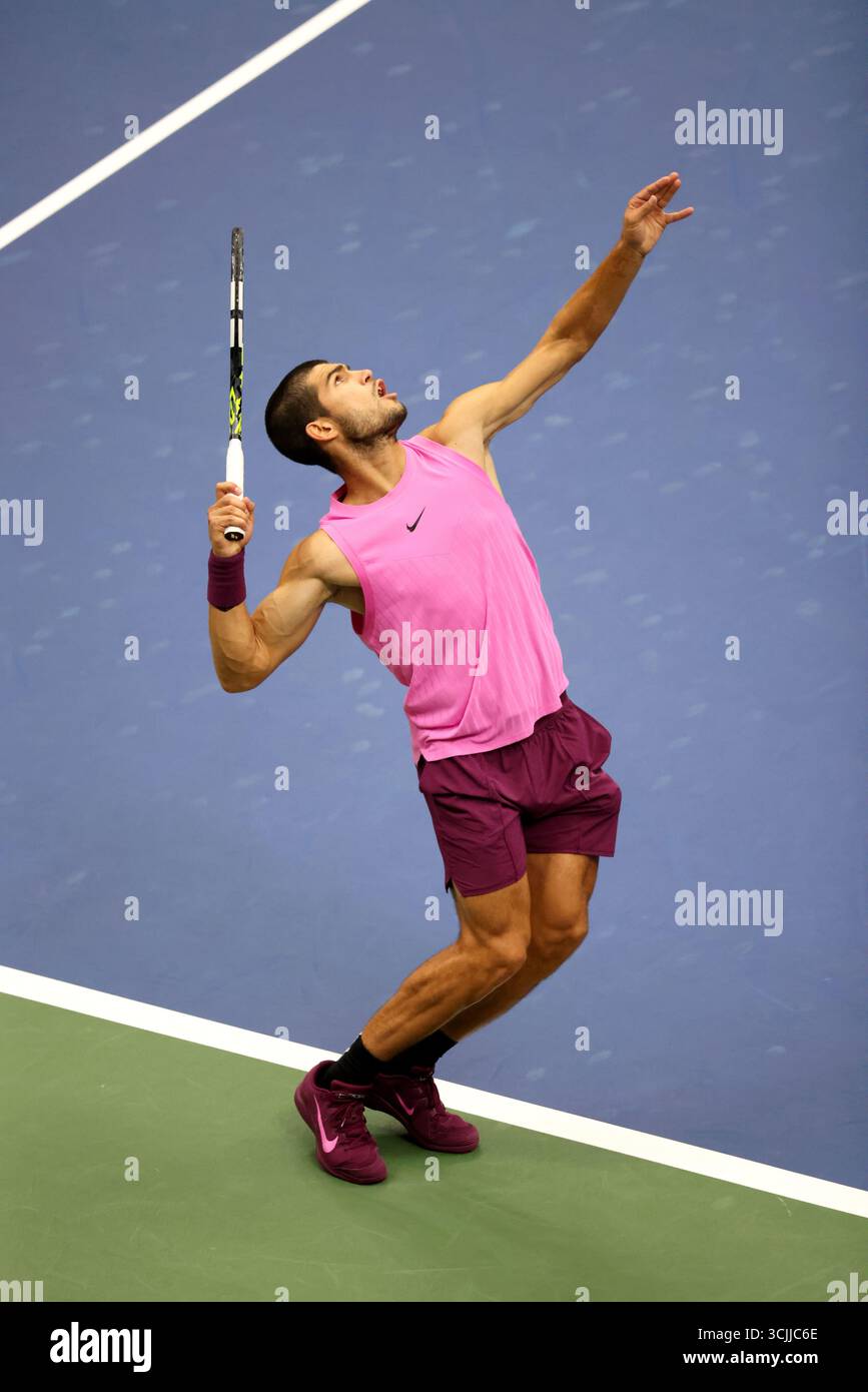 Flushing Meadows, New York - numero 2 semi Carlos Alcaraz di, Spagna. 7 settembre 2025. Durante la finale maschile contro Jannik Sinner dell'Italia agli US Open. Crediti: Adam Stoltman/Alamy Live News Foto Stock