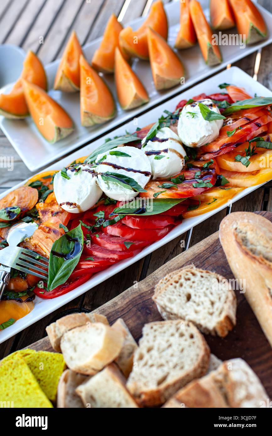 Insalata di pomodoro e mozzarella con melone e pane Foto Stock