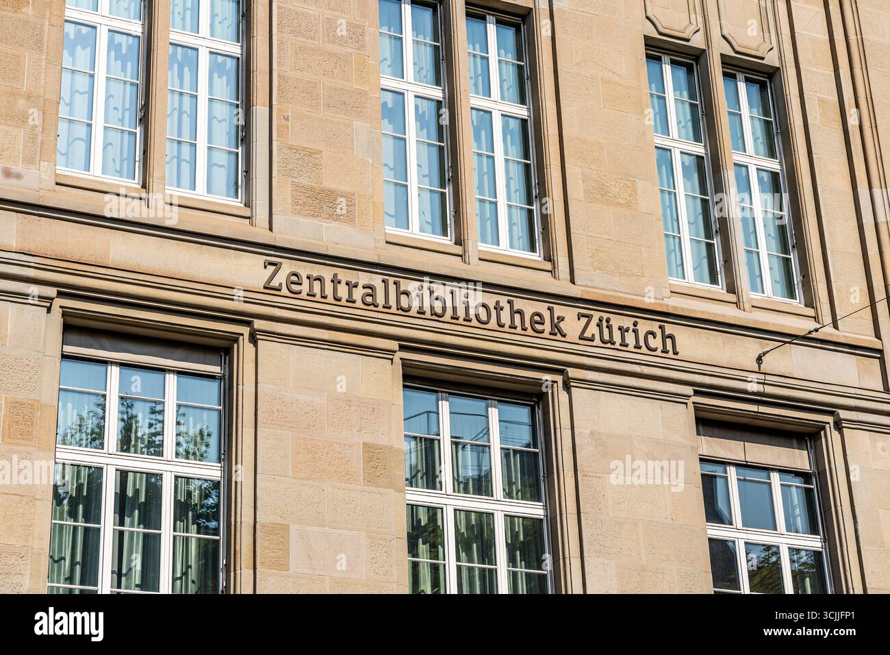Facciata di Zentralbibliothek Zurigo, principale biblioteca pubblica e scientifica situata nel centro storico di Zahringerplatz, a zurigo, Svizzera. Foto Stock