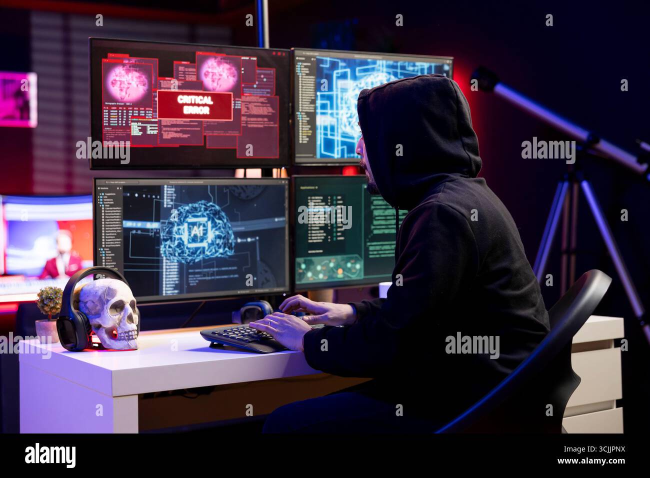 Gli hacker vedono un avviso di errore critico durante il furto di dati dalle reti aziendali utilizzando il software di intelligenza artificiale. L'uomo malvagio che prende di mira i server aziendali che ricevono un cyber-attacco ha rifiutato la finestra popup di avviso sul monitor Foto Stock