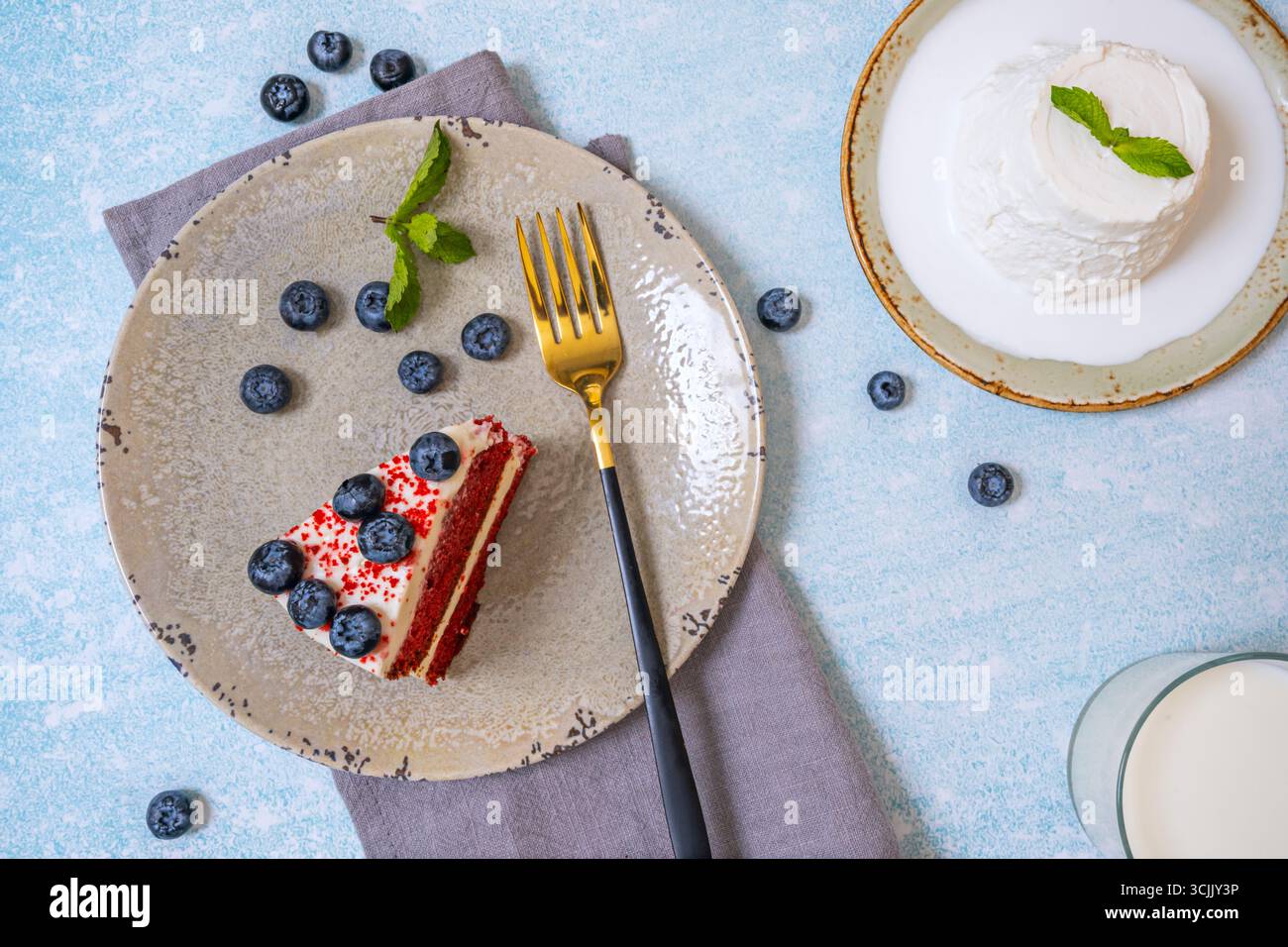 Torta in velluto rosso con decorazione geometrica: Linee precise e colori contrastanti per un look moderno Foto Stock
