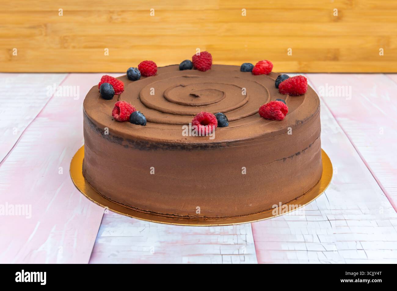 Torta della Foresta Nera: Ciliegie sciroppate, crema alla vaniglia e cioccolato in omaggio alla Foresta Nera Foto Stock