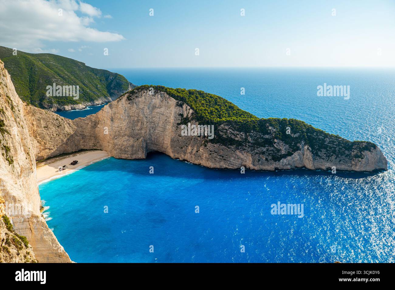 Panorama della spiaggia del relitto di Navagio Zante Grecia con acque blu turchesi scogliere bianche e insenature sabbiose viste dall'alto Foto Stock Panorama della spiaggia del relitto di Navagio Zante Grecia con acque blu turchesi scogliere bianche e insenature sabbiose viste dall'alto Foto Stock