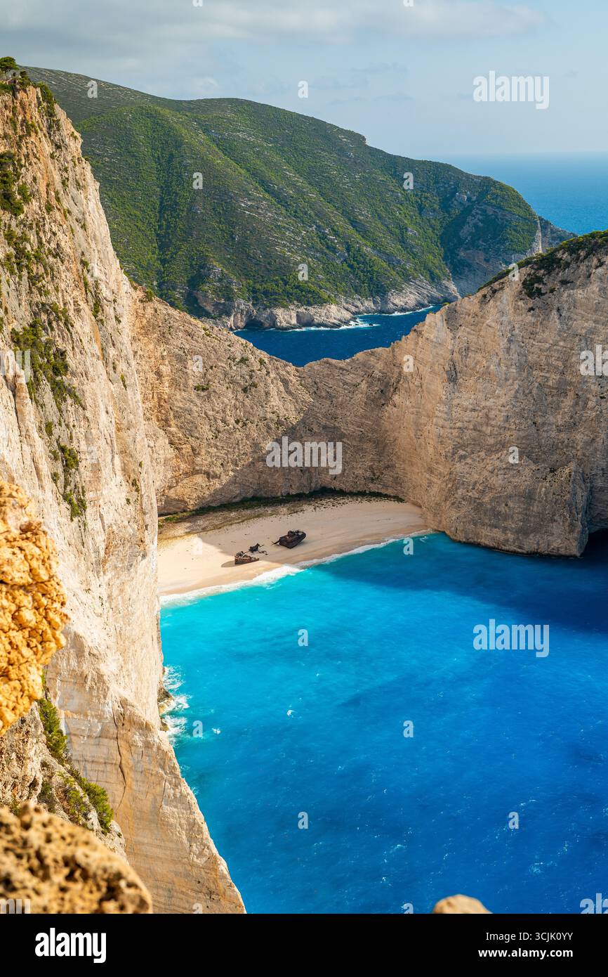 Navagio Shipwreck Beach Zante Grecia panorama panoramico con acque turchesi e spiagge sabbiose e scogliere uno dei luoghi più fotografati Foto Stock Navagio Shipwreck Beach Zante Grecia panorama panoramico con acque turchesi e spiagge sabbiose e scogliere uno dei luoghi più fotografati Foto Stock