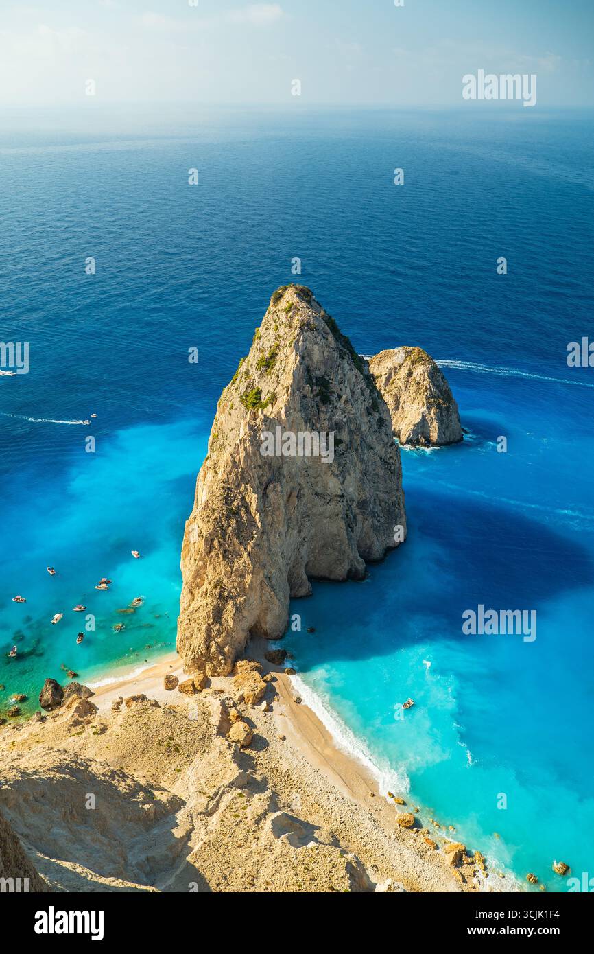 Mizithres Zante, Grecia, vista aerea con le aspre cime rocciose che si innalzano dal mare turchese, splendida destinazione estiva e una posizione da non perdere Foto Stock Mizithres Zante, Grecia, vista aerea con le aspre cime rocciose che si innalzano dal mare turchese, splendida destinazione estiva e una posizione da non perdere Foto Stock