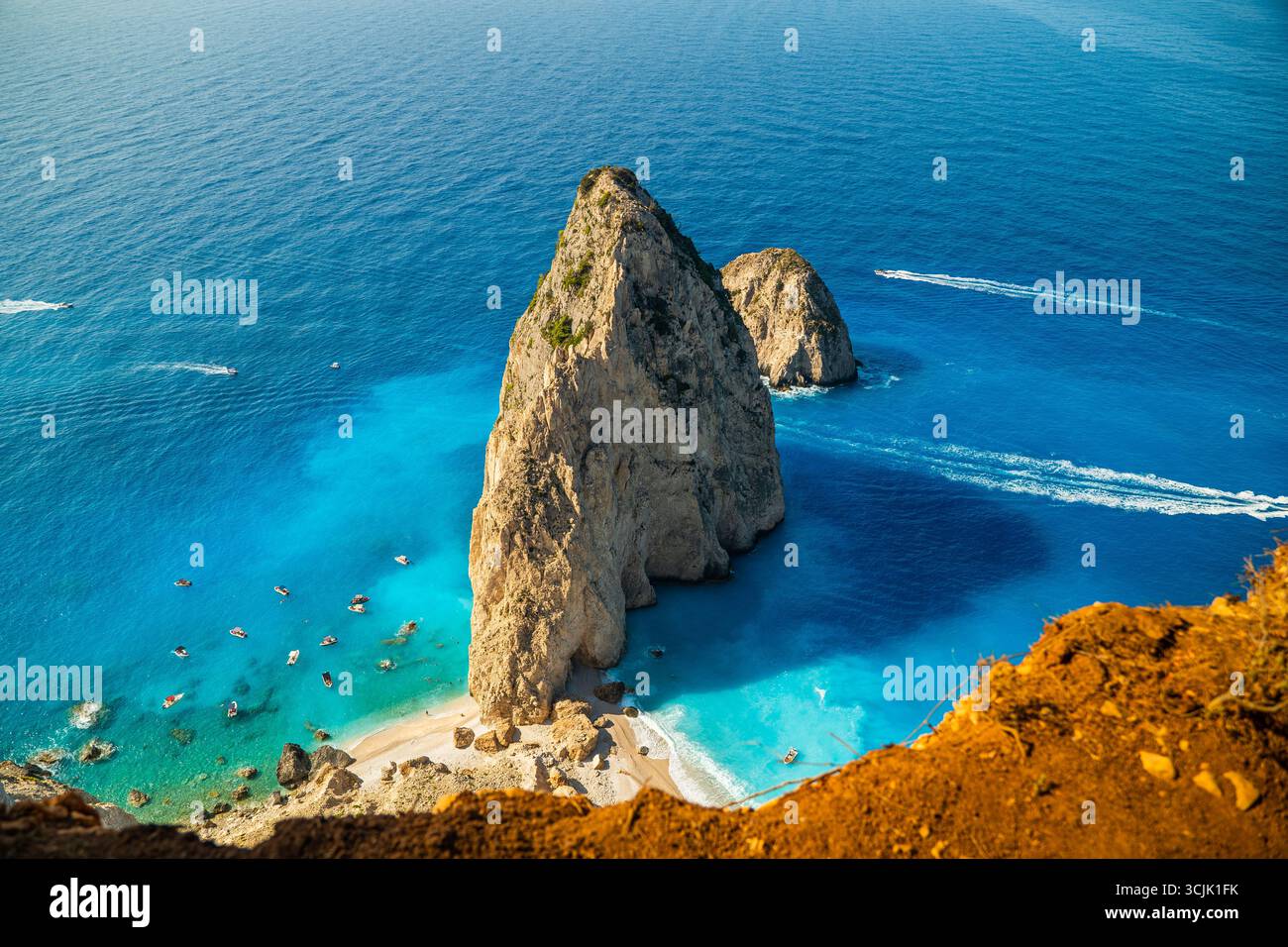 La splendida isola di Mizithres Zante, in Grecia, con una baia di sabbia blu e le iconiche rocce gemelle, un luogo di viaggio indimenticabile e una foto perfetta per le vacanze Foto Stock La splendida isola di Mizithres Zante, in Grecia, con una baia di sabbia blu e le iconiche rocce gemelle, un luogo di viaggio indimenticabile e una foto perfetta per le vacanze Foto Stock