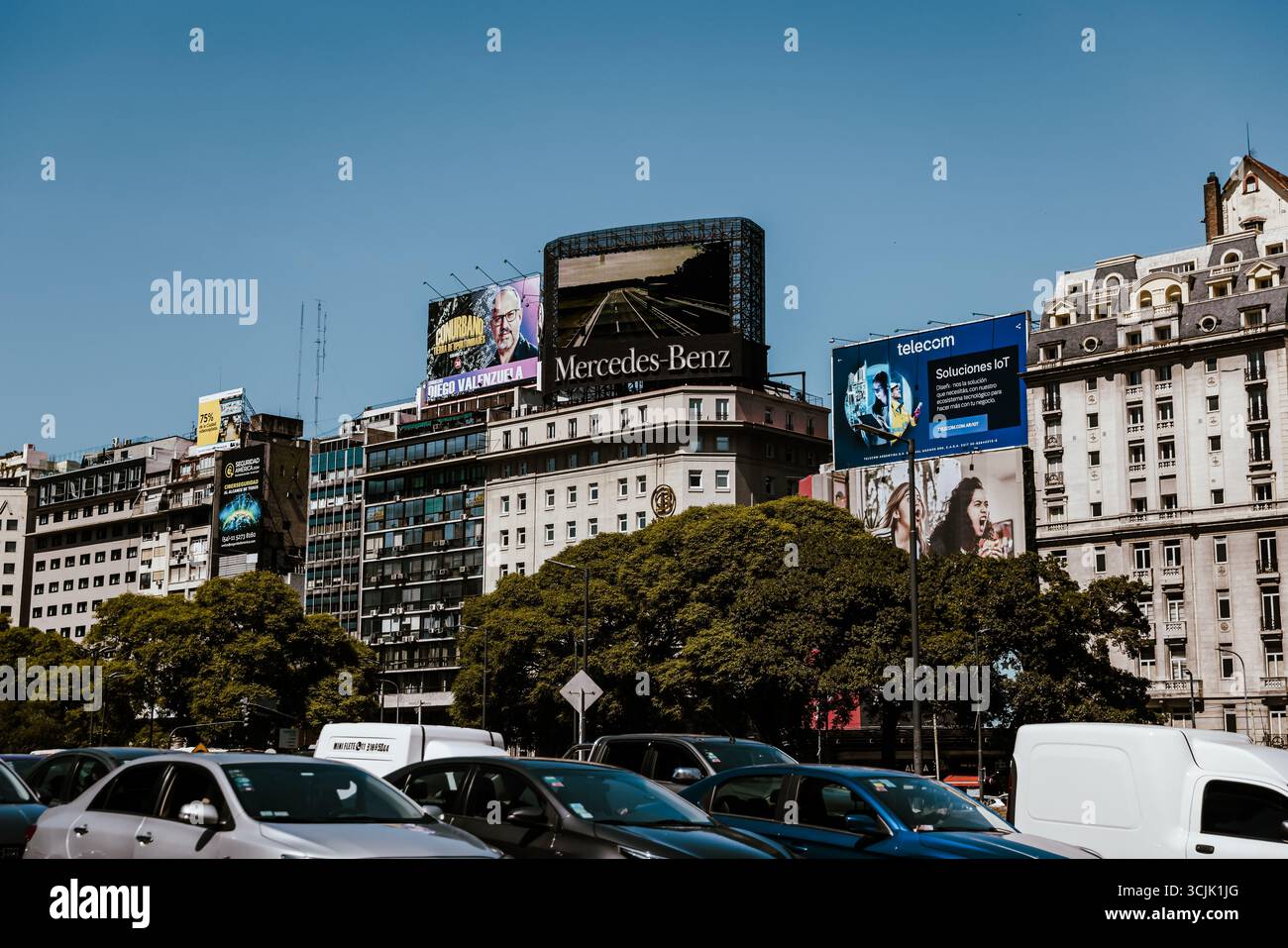 Buenos Aires, Argentina – 21 dicembre 2022: La pubblicità iconica su Avenida 9 de Julio mette in evidenza i marchi globali nel cuore commerciale della città. Foto Stock