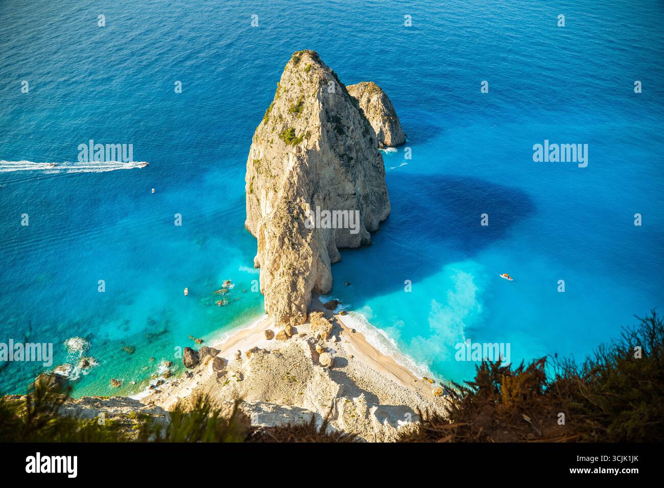 Mizithres Zante, Grecia, splendido paesaggio costiero con acque cristalline, spiaggia sabbiosa e scogliere rocciose, uno dei luoghi più visitati Foto Stock Mizithres Zante, Grecia, splendido paesaggio costiero con acque cristalline, spiaggia sabbiosa e scogliere rocciose, uno dei luoghi più visitati Foto Stock
