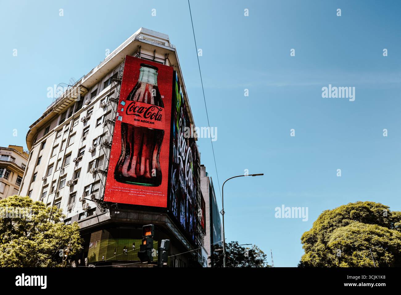 Buenos Aires, Argentina – 21 dicembre 2022: La pubblicità iconica su Avenida 9 de Julio mette in evidenza i marchi globali nel cuore commerciale della città. Foto Stock