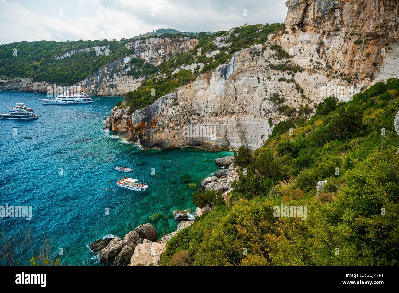 Grotte blu isola di Zante Grecia con scogliere bianche mare blu turchese e alberi verdi, splendido paesaggio costiero e popolare località per gite in barca Foto Stock Grotte blu isola di Zante Grecia con scogliere bianche mare blu turchese e alberi verdi, splendido paesaggio costiero e popolare località per gite in barca Foto Stock