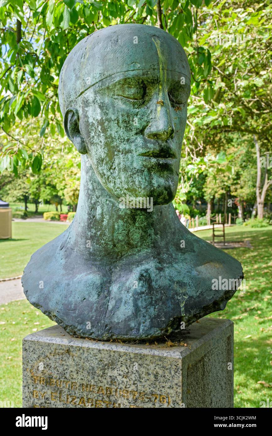 Tribute Head II (1975-76), una scultura di Elisabeth Frink, a Merrion Square Park, Dublino, Irlanda. Foto Stock