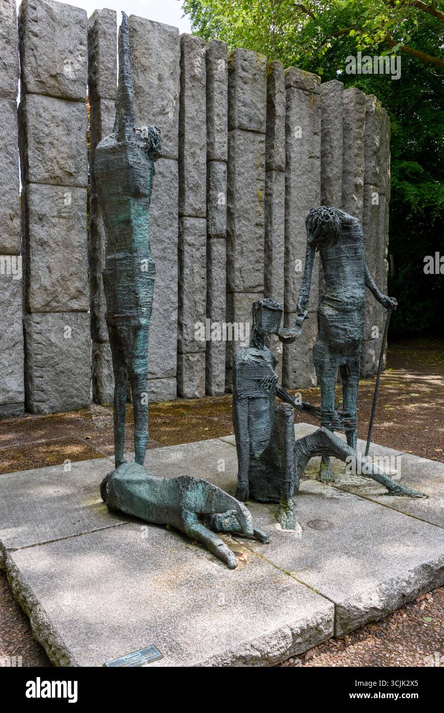 The Famine Memorial Sculptures, di Edward Delaney 1967, St Stephen's Green, Dublino, Irlanda. Foto Stock