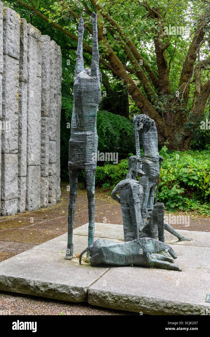 The Famine Memorial Sculptures, di Edward Delaney 1967, St Stephen's Green, Dublino, Irlanda. Foto Stock