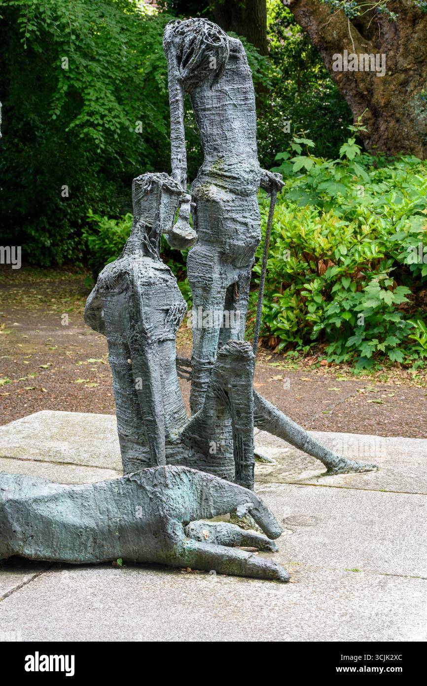The Famine Memorial Sculptures, di Edward Delaney 1967, St Stephen's Green, Dublino, Irlanda. Foto Stock