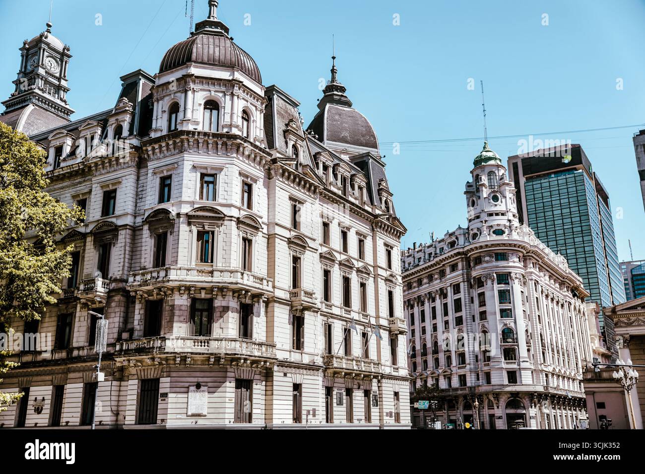 Buenos Aires, Argentina - 22 dicembre 2022: Vetrine, colorati edifici in metallo ondulato, murales e venditori ambulanti riempiono il quartiere di Caminito Foto Stock