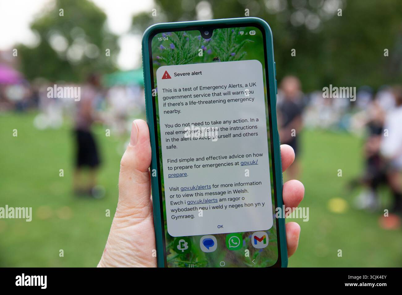 Londra, Regno Unito. 7 settembre 2025. Durante il Myatt's Fields Dog Show, il sistema di allarme di emergenza è stato sottoposto a un test alle 15:00. A differenza del test precedente, non è stato emesso alcun rumore, anche se sembra che questo sia stato un problema locale. C'era da temere che il rumore di centinaia di telefoni cellulari che facevano contemporaneamente un rumore di sirena sarebbe stato fastidioso per i cani all'evento, ma in realtà nessuno all'evento ha fatto rumore dal telefono. Crediti: Anna Watson/Alamy Live News Foto Stock