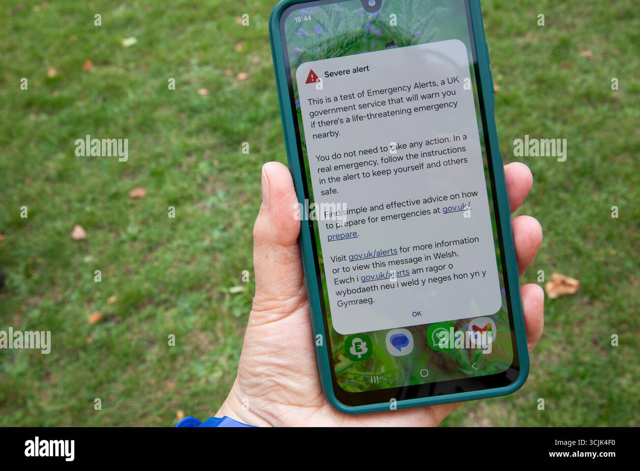 Londra, Regno Unito. 7 settembre 2025. Durante il Myatt's Fields Dog Show, il sistema di allarme di emergenza è stato sottoposto a un test alle 15:00. A differenza del test precedente, non è stato emesso alcun rumore, anche se sembra che questo sia stato un problema locale. C'era da temere che il rumore di centinaia di telefoni cellulari che facevano contemporaneamente un rumore di sirena sarebbe stato fastidioso per i cani all'evento, ma in realtà nessuno all'evento ha fatto rumore dal telefono. Crediti: Anna Watson/Alamy Live News Foto Stock