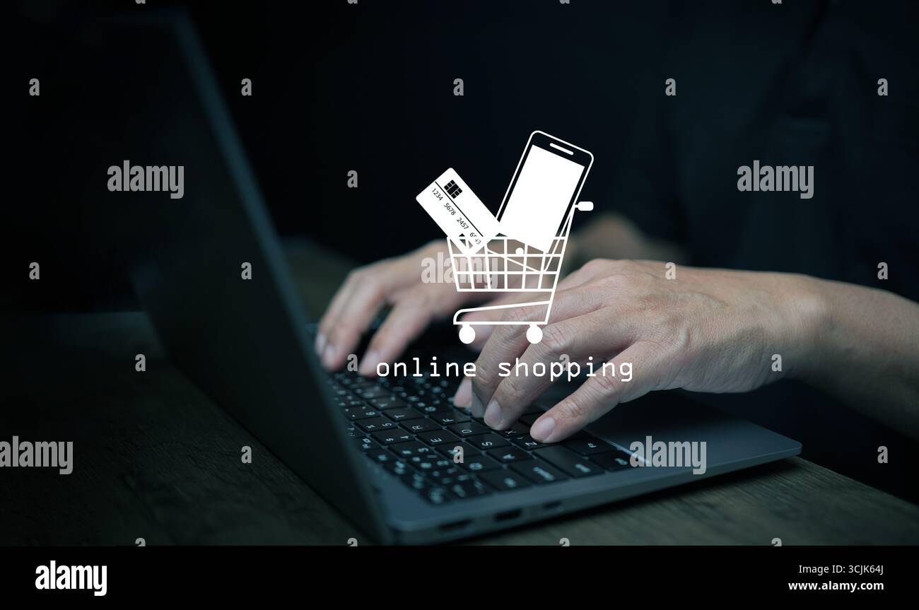 Background di e-commerce digitale con la persona che digita sul laptop e l'icona del carrello, che rappresenta il retail online, i pagamenti sicuri e il mar Internet globale Foto Stock