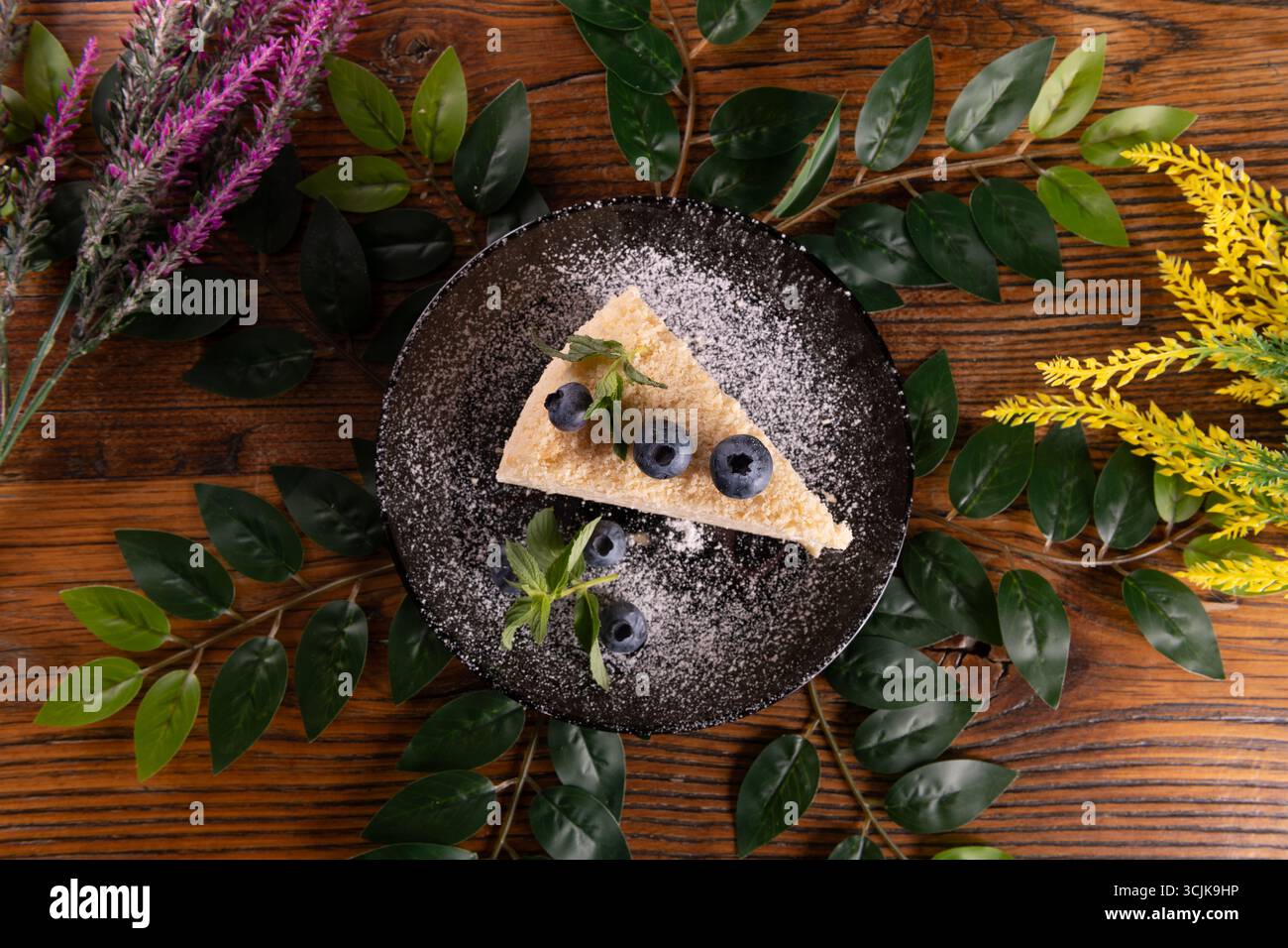 Una foto con Napoleon Cake, una tradizionale pasticceria Ucraina a strati con ripieno cremoso, presentata elegantemente con un fascino ricco e appagante. Foto Stock
