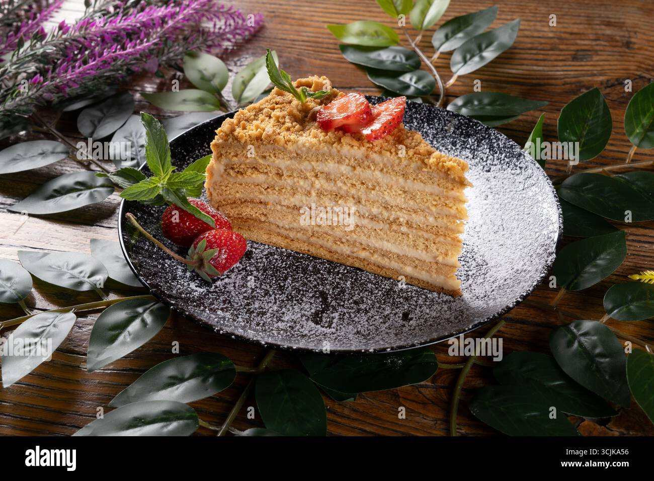 Una foto che mostra Medovik, una tradizionale torta al miele Ucraina, presentata con una bontà di miele a strati e una ricca e cremosa copertura Foto Stock