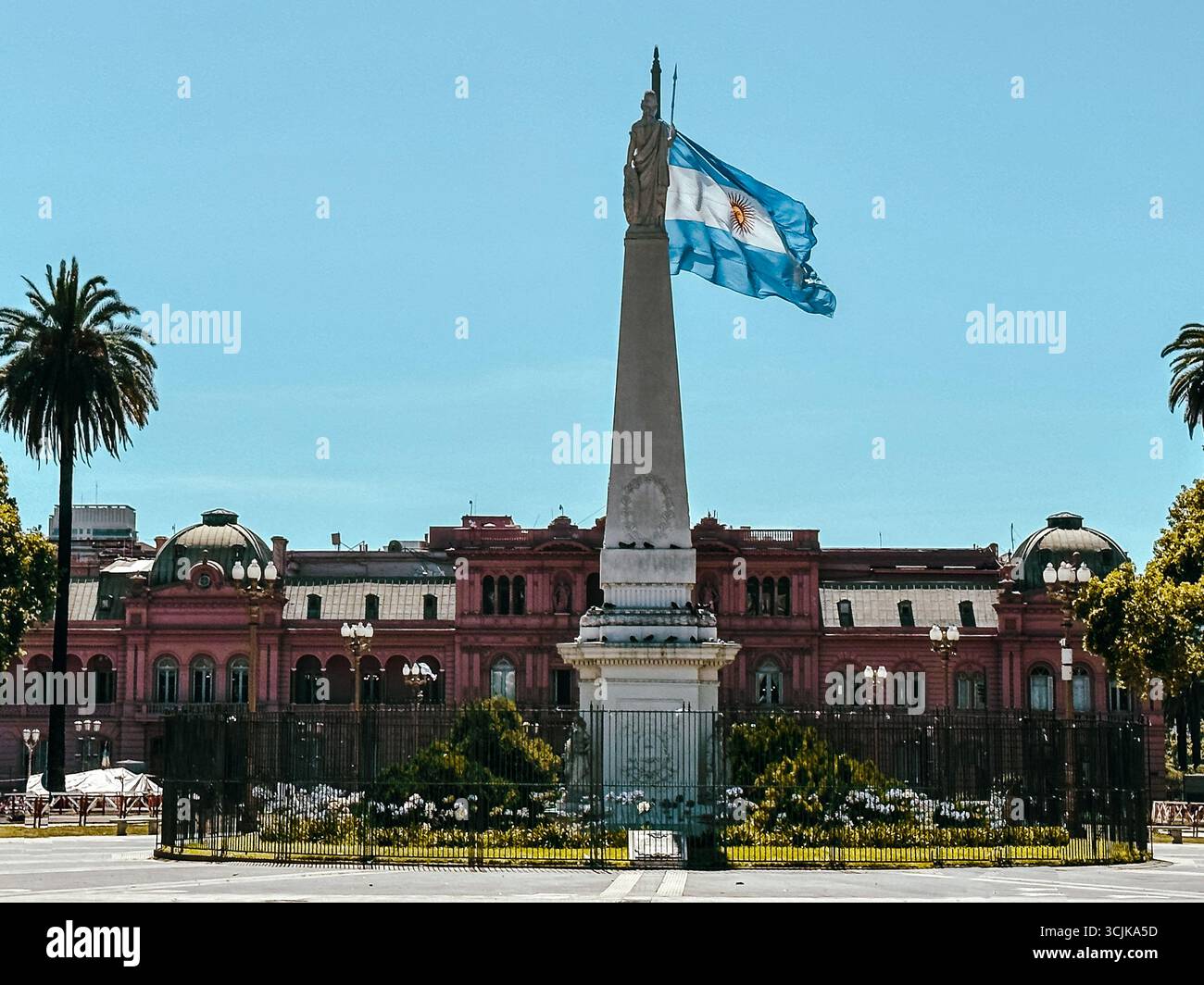 Buenos Aires, Argentina - 22 dicembre 2022: La bandiera argentina vola orgogliosamente sopra la Pirámide de Mayo (piramide di maggio), il più antico monumento nazionale Foto Stock