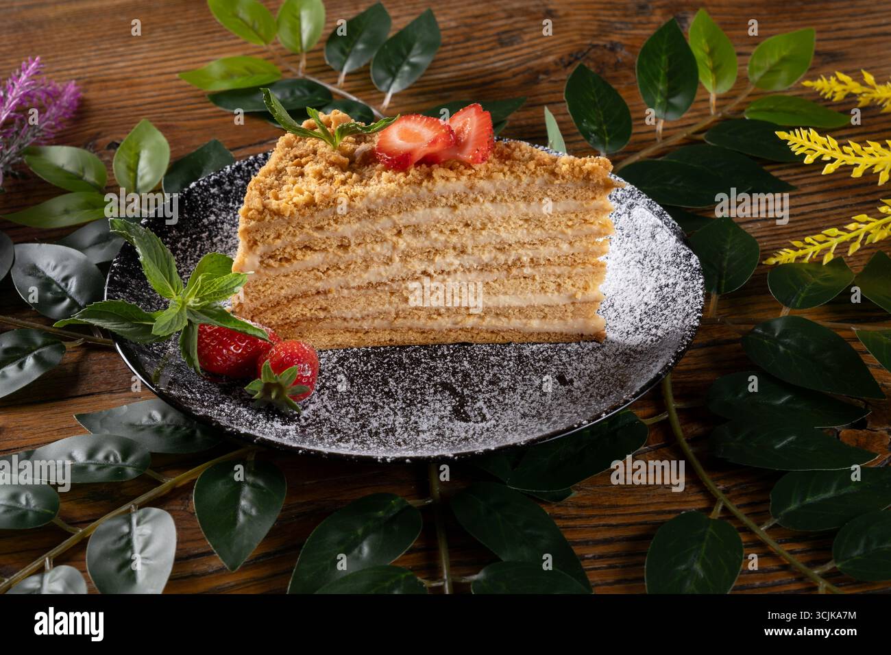 Una foto che mostra Medovik, una tradizionale torta al miele Ucraina, presentata con una bontà di miele a strati e una ricca e cremosa copertura Foto Stock