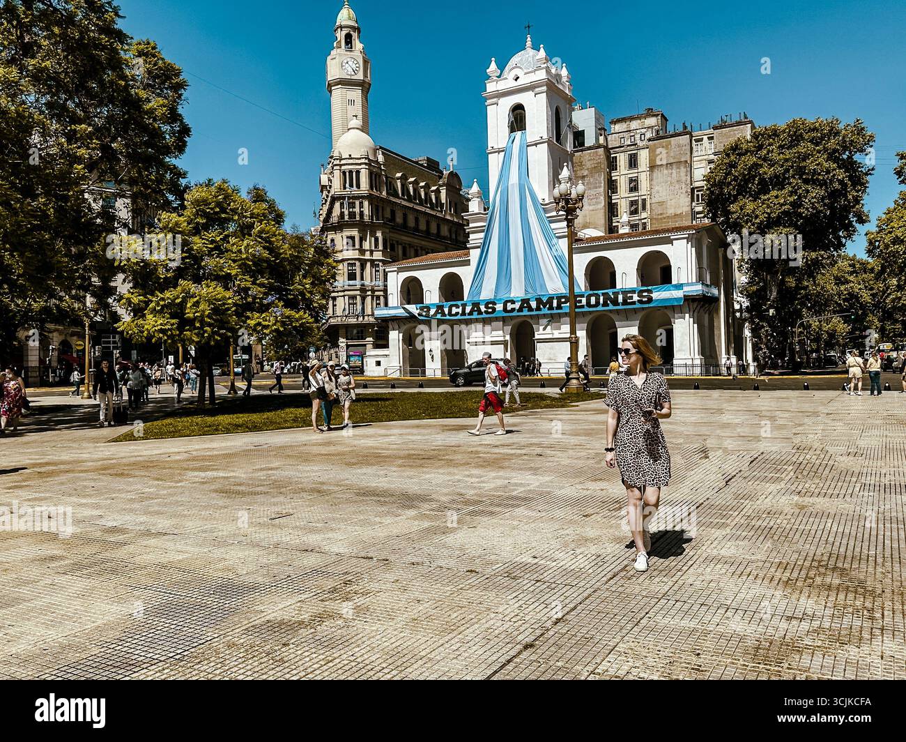 Buenos Aires, Argentina - 22 dicembre 2022: Vetrine, colorati edifici in metallo ondulato, murales e venditori ambulanti riempiono il quartiere di Caminito Foto Stock