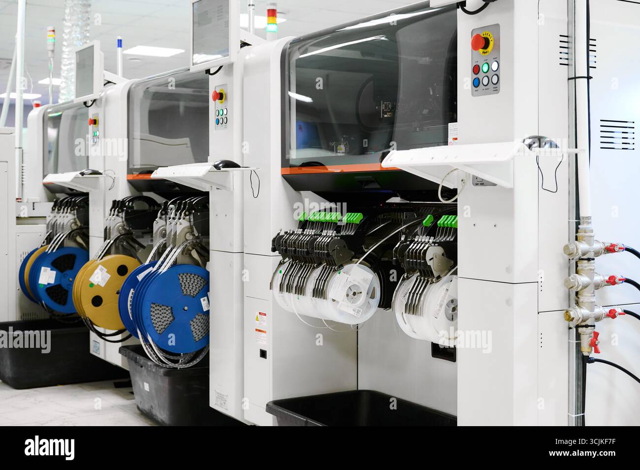 Posizionamento di precisione dei componenti PCB in macchine avanzate di prelievo e posizionamento presso uno stabilimento di produzione Foto Stock