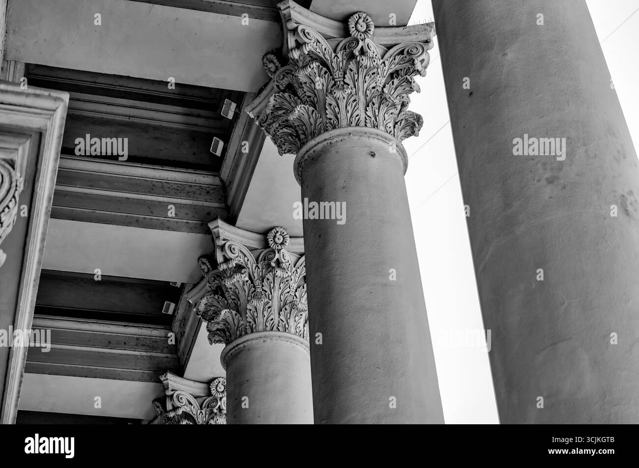 Buenos Aires, Argentina - 22 dicembre 2022: Vista dettagliata delle colonne corinzie al portico d'ingresso della cattedrale metropolitana di Buenos Aires Foto Stock