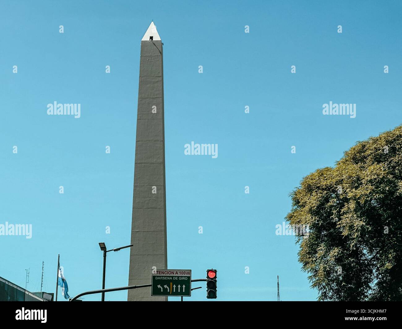 Buenos Aires, Argentina - 22 dicembre 2022: Vetrine, colorati edifici in metallo ondulato, murales e venditori ambulanti riempiono il quartiere di Caminito Foto Stock