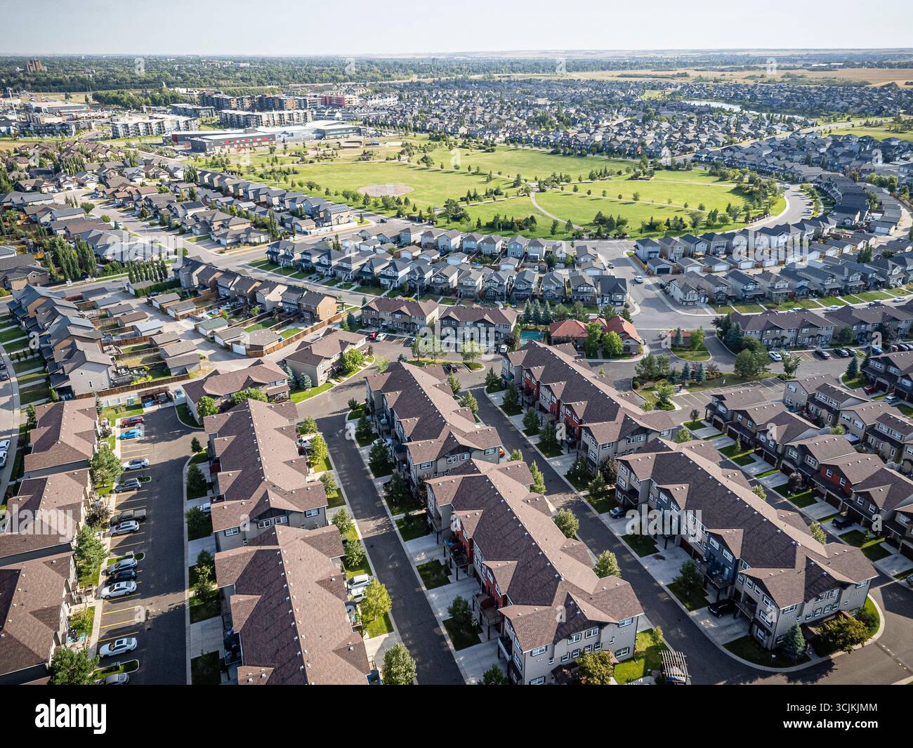Una fotografia aerea ad alta risoluzione del quartiere di Stonebridge a Saskatoon, Saskatchewan. L'immagine cattura case residenziali, commerciali Foto Stock