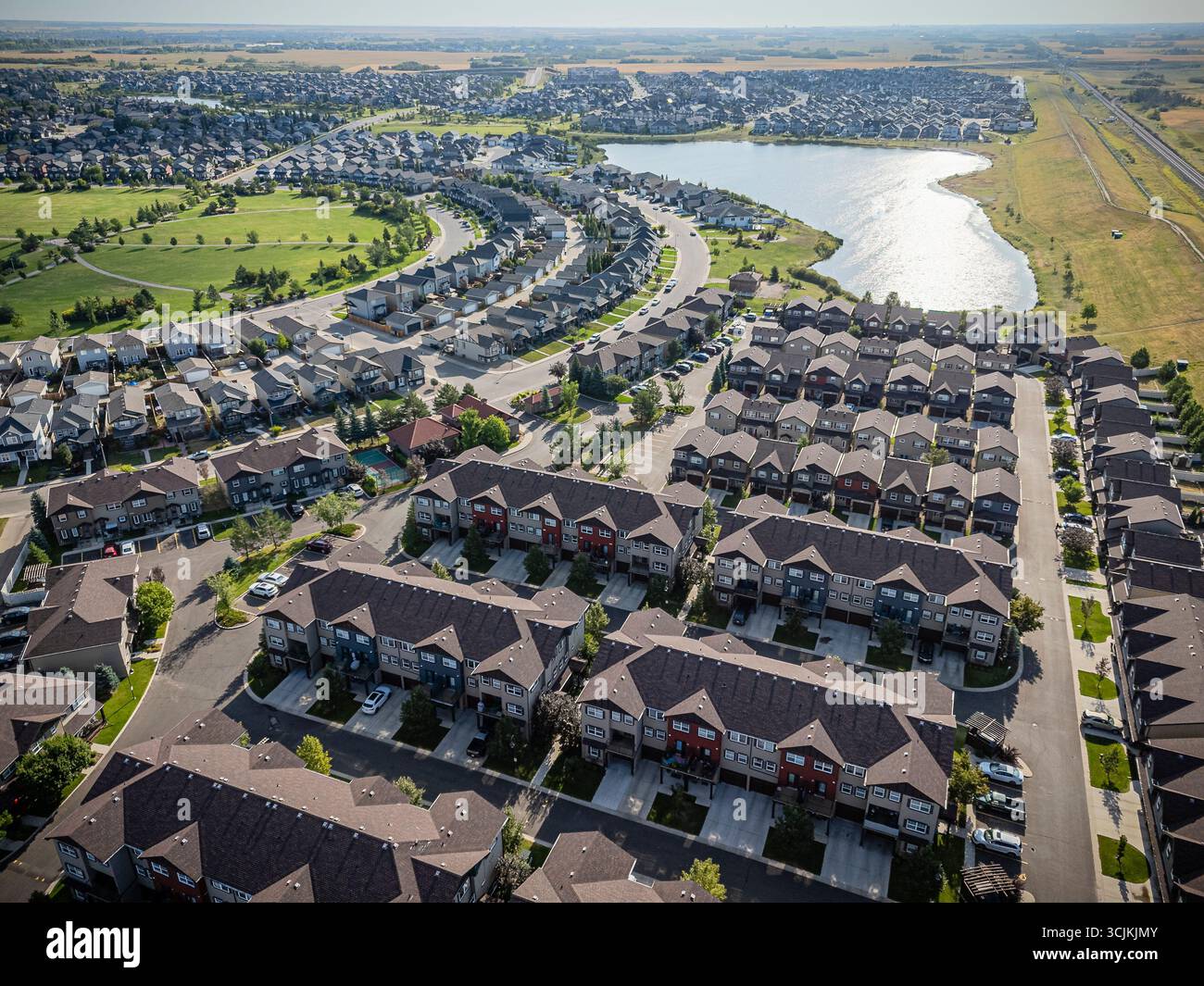 Una fotografia aerea ad alta risoluzione del quartiere di Stonebridge a Saskatoon, Saskatchewan. L'immagine cattura case residenziali, commerciali Foto Stock