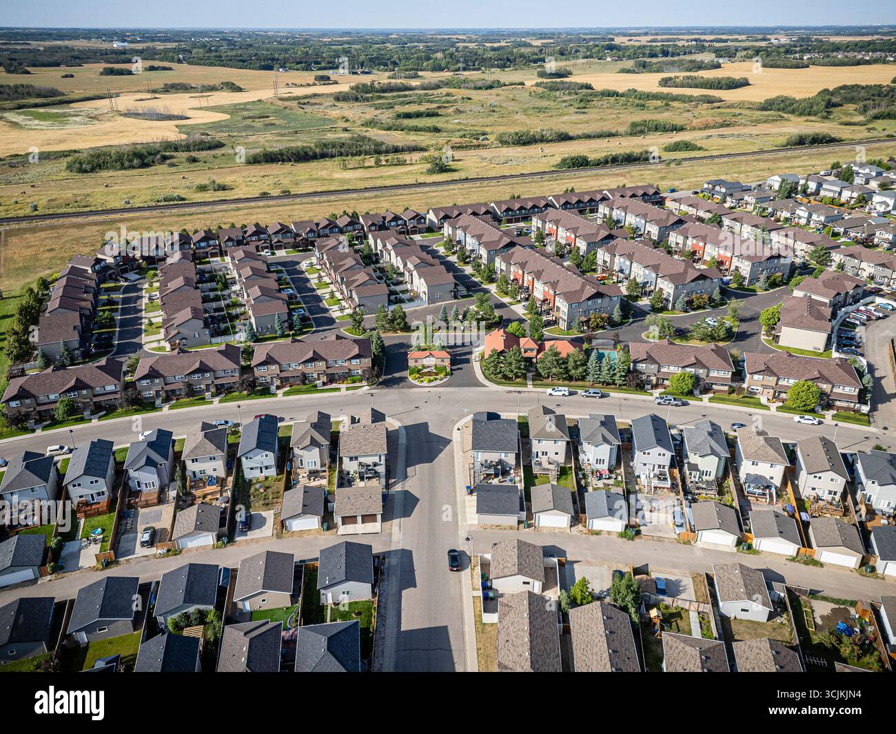 Una fotografia aerea ad alta risoluzione del quartiere di Stonebridge a Saskatoon, Saskatchewan. L'immagine cattura case residenziali, commerciali Foto Stock