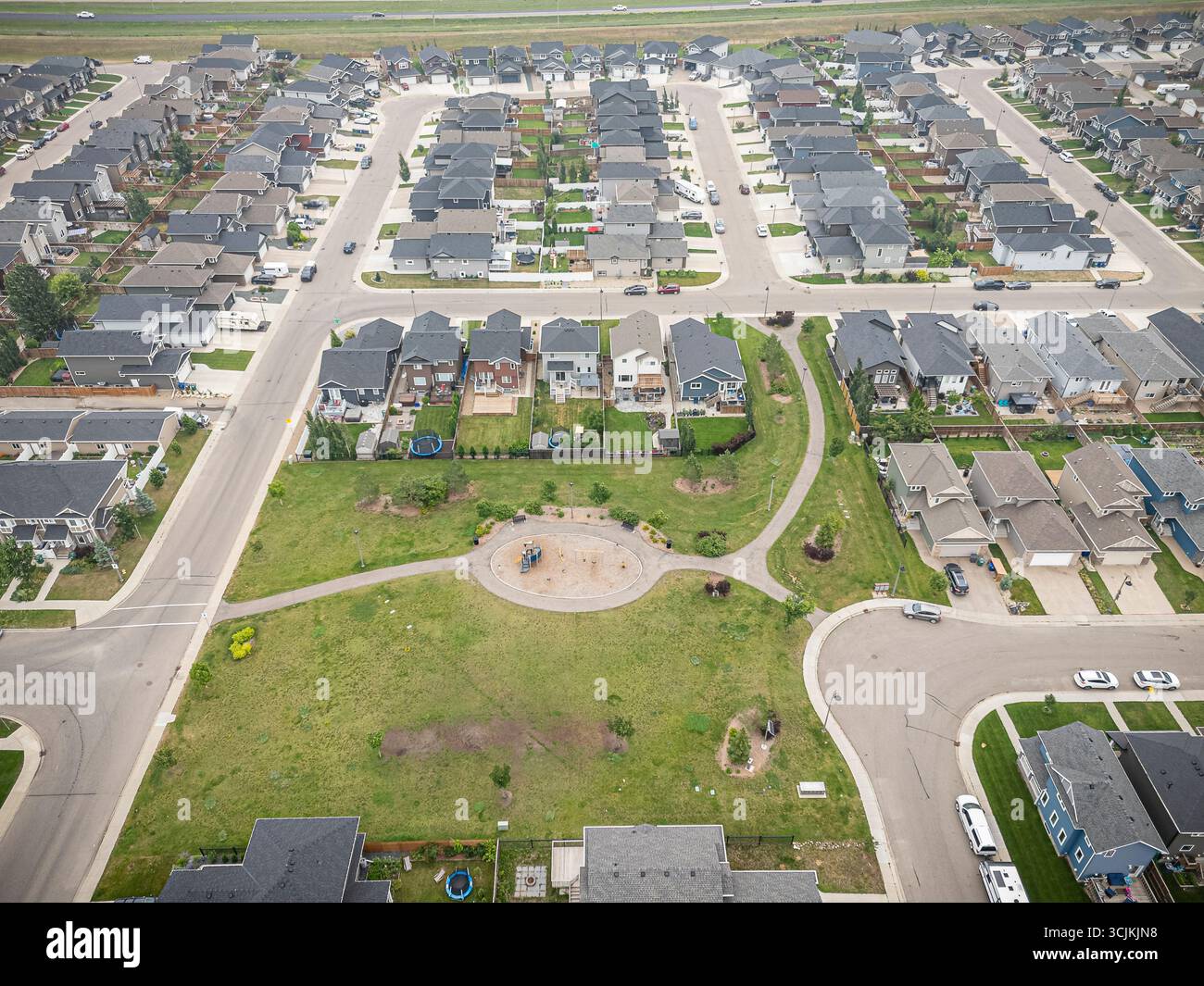Una fotografia aerea ad alta risoluzione del quartiere di Stonebridge a Saskatoon, Saskatchewan. L'immagine cattura case residenziali, commerciali Foto Stock