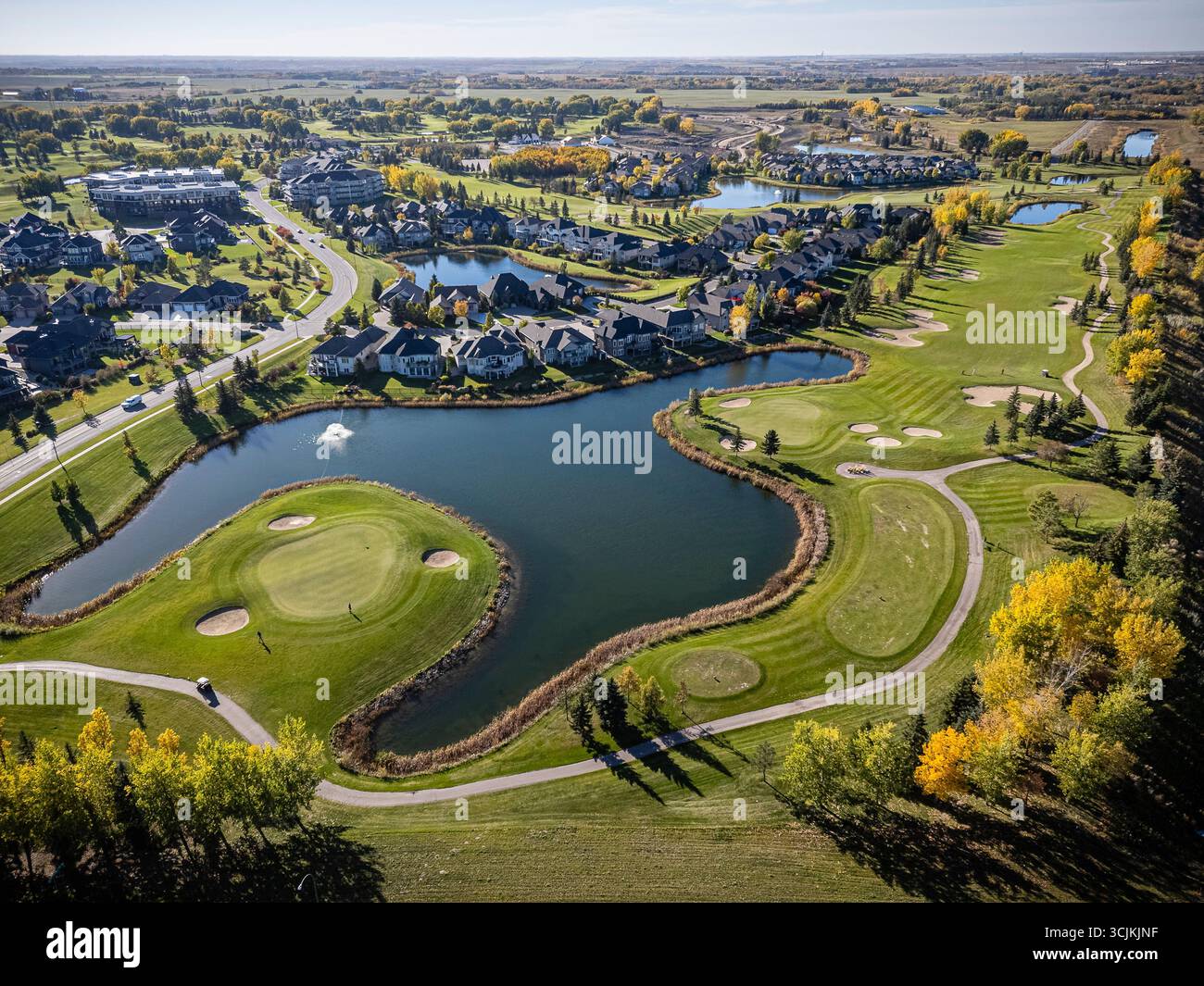 Una fotografia aerea ad alta risoluzione del quartiere di Stonebridge a Saskatoon, Saskatchewan. L'immagine cattura case residenziali, commerciali Foto Stock