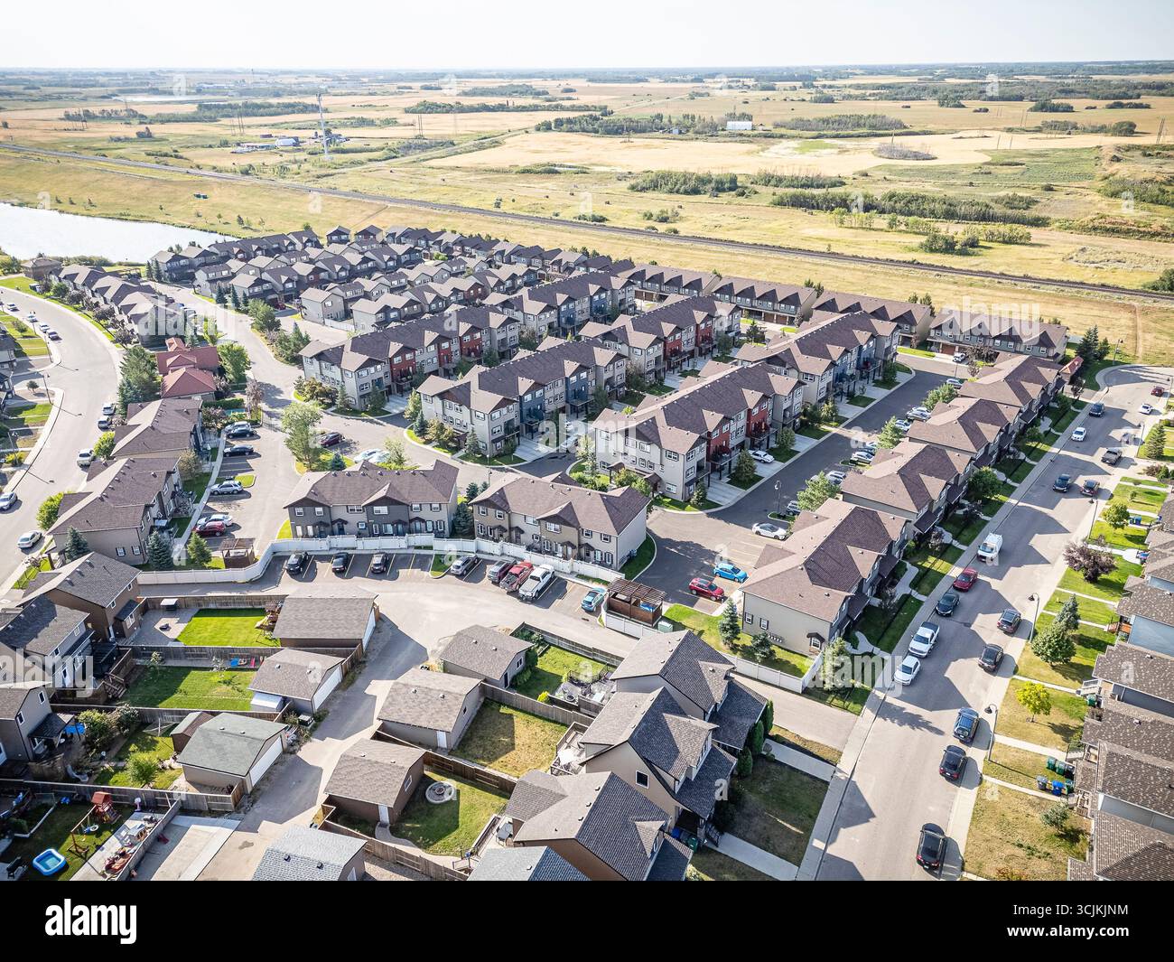 Una fotografia aerea ad alta risoluzione del quartiere di Stonebridge a Saskatoon, Saskatchewan. L'immagine cattura case residenziali, commerciali Foto Stock