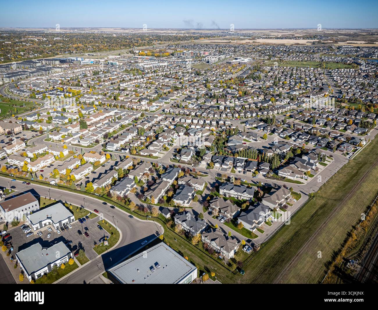 Una fotografia aerea ad alta risoluzione del quartiere di Stonebridge a Saskatoon, Saskatchewan. L'immagine cattura case residenziali, commerciali Foto Stock