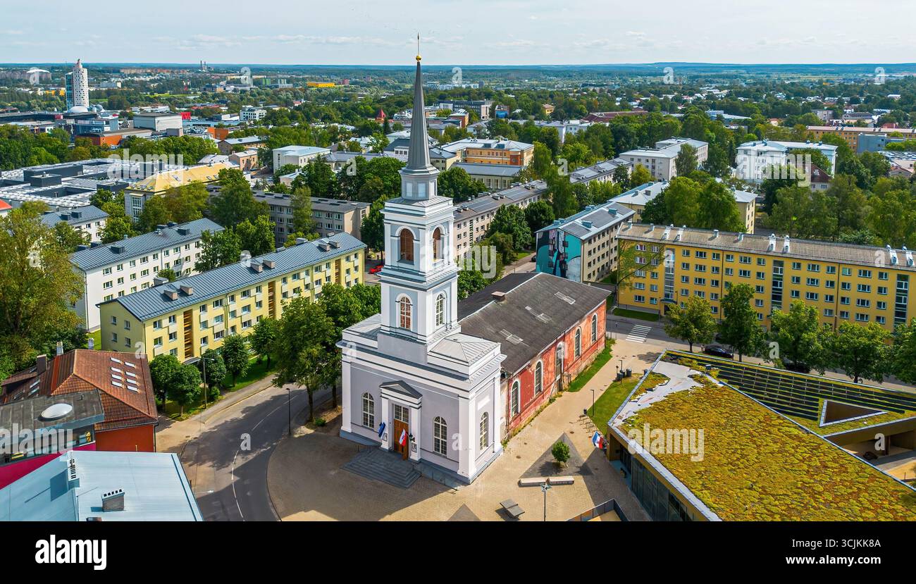 Vista aerea della chiesa di Santa Maria di Tartu in Estonia - torre campanaria ricostruita della chiesa evangelica luterana estone Foto Stock