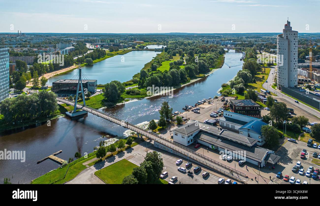 Veduta aerea del ponte pedonale sospeso a cavo Turusild (ponte del mercato) che attraversa il fiume Emajõgi a Tartu, Estonia Foto Stock