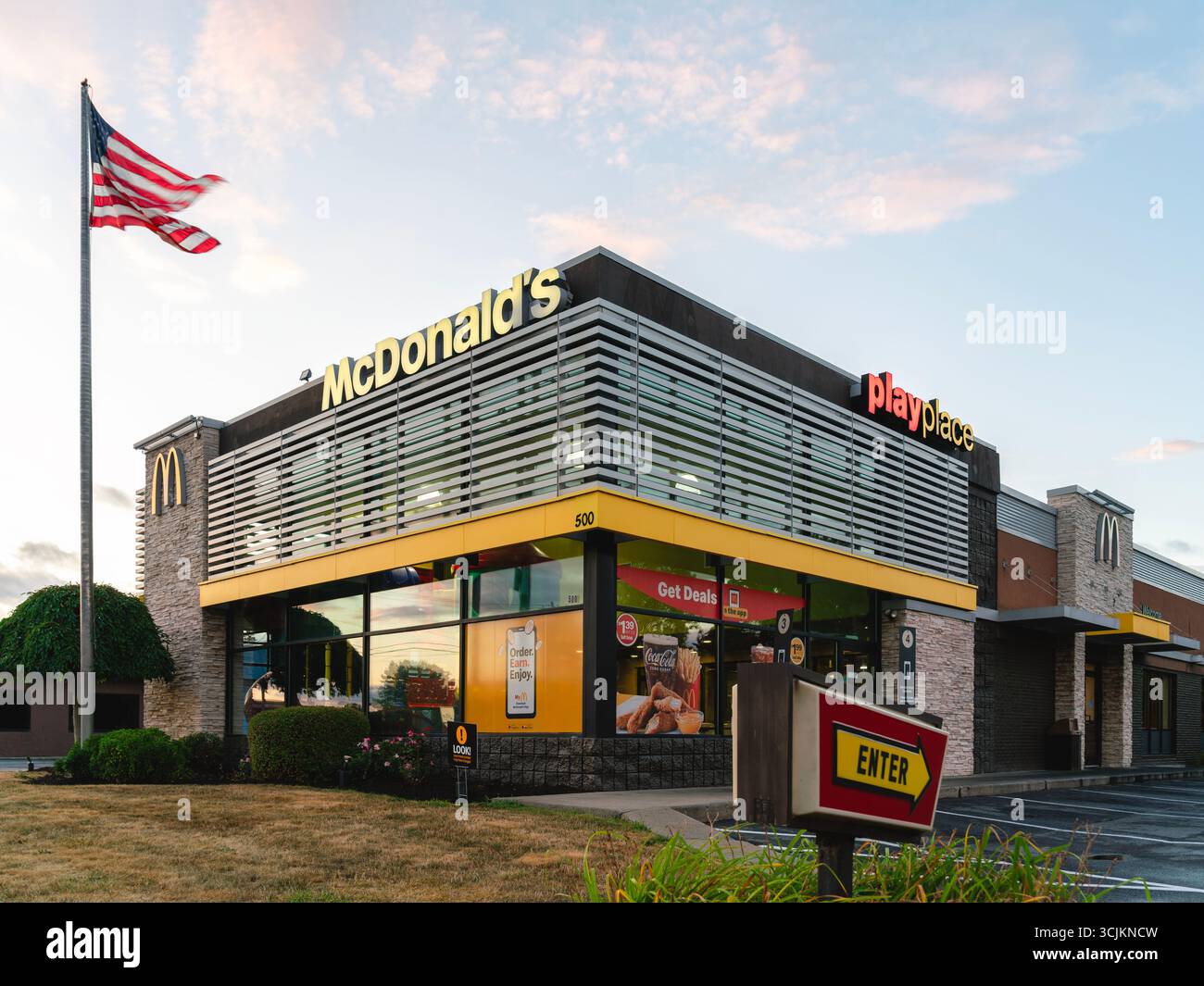 Whitesboro, New York - 15 agosto 2025: Vista ravvicinata al tramonto del ristorante McDonald's, fondato nel 1940, è una delle più grandi catene di fast food del mondo, con un solo Foto Stock
